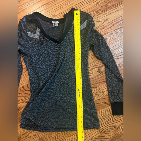 BKE Eased Leopard Print V-Neck Long Sleeve Top Medium - Picture 4 of 5
